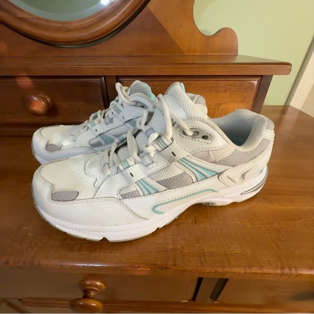 Vionic Walker classic leather  shoe athletic sneaker woman 9.5 wide orthopedic‎